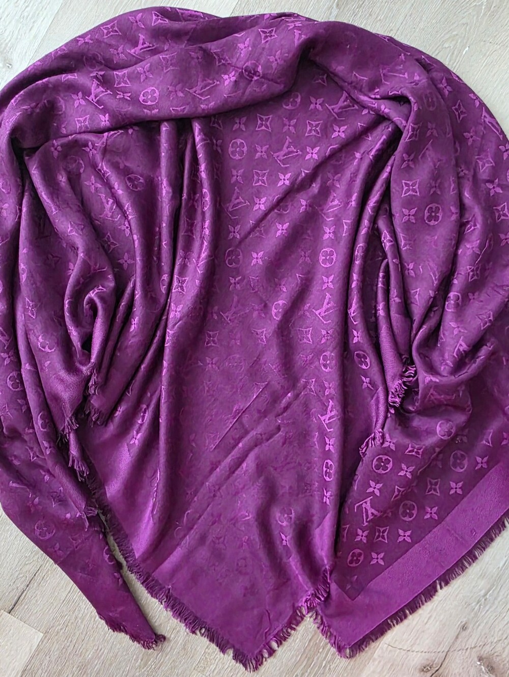 Auth Louis Vuitton Monogram Classic Purple Shawl Scarf - Picture 9 of 10